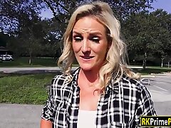 MILF had car trouble and gets screwed